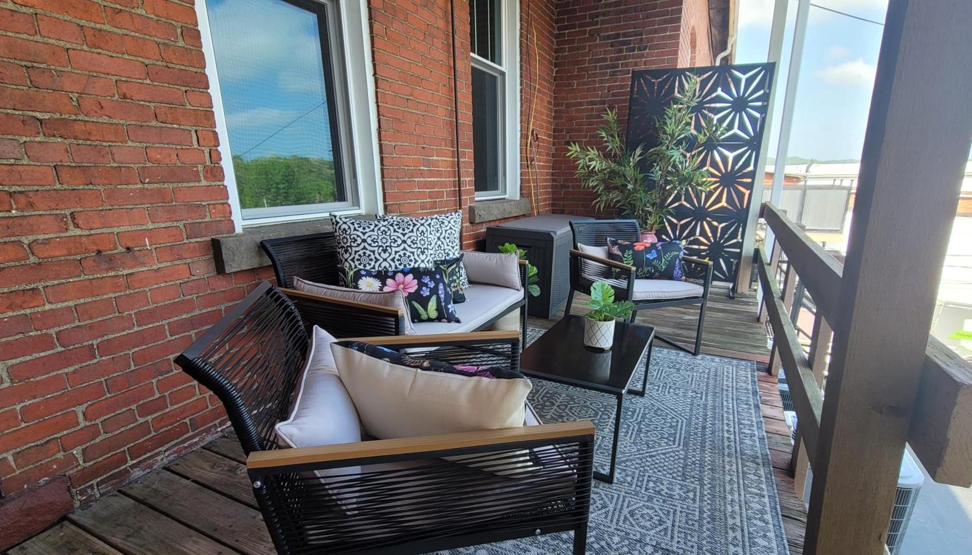 Chic Dowtown Escape-Walk To Shops & Dining - Oh Amish Country Millersburg Εξωτερικό φωτογραφία